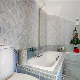 4 bedroom villa with pool close to beach on Akrotiri peninsula, sleeps 8